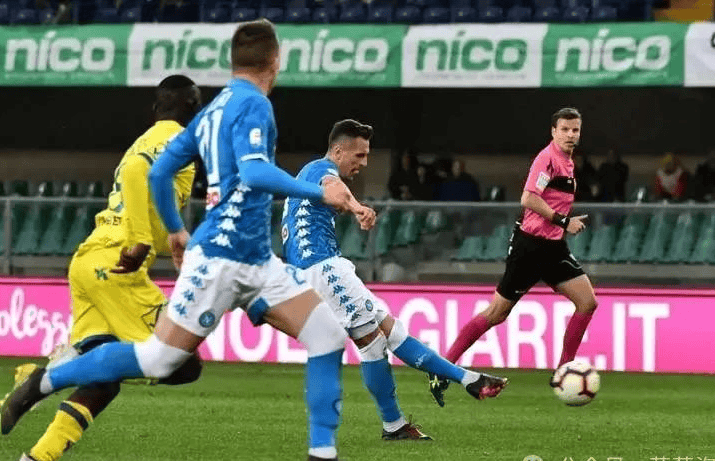 乌迪内斯前锋连入两球,成为全场焦点 乌迪内斯前锋连入两球,成为全场焦点