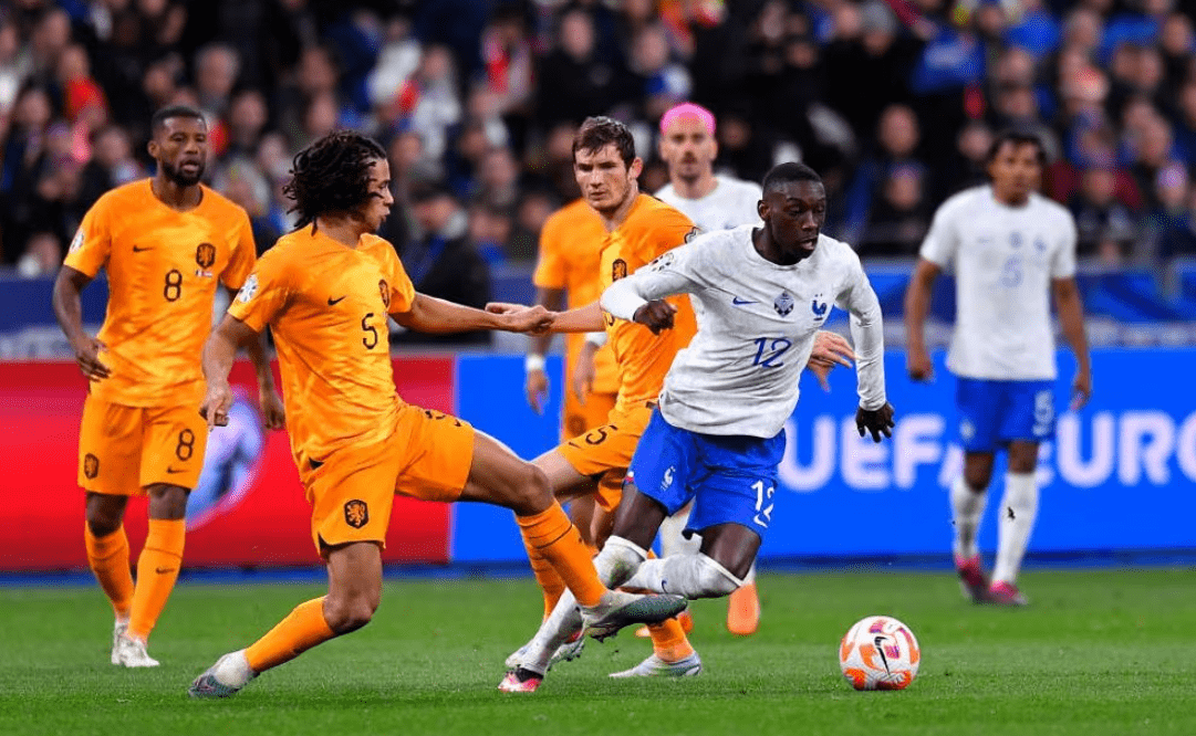 欧预赛比赛现场球迷热情高涨，现场气氛火爆的简单介绍