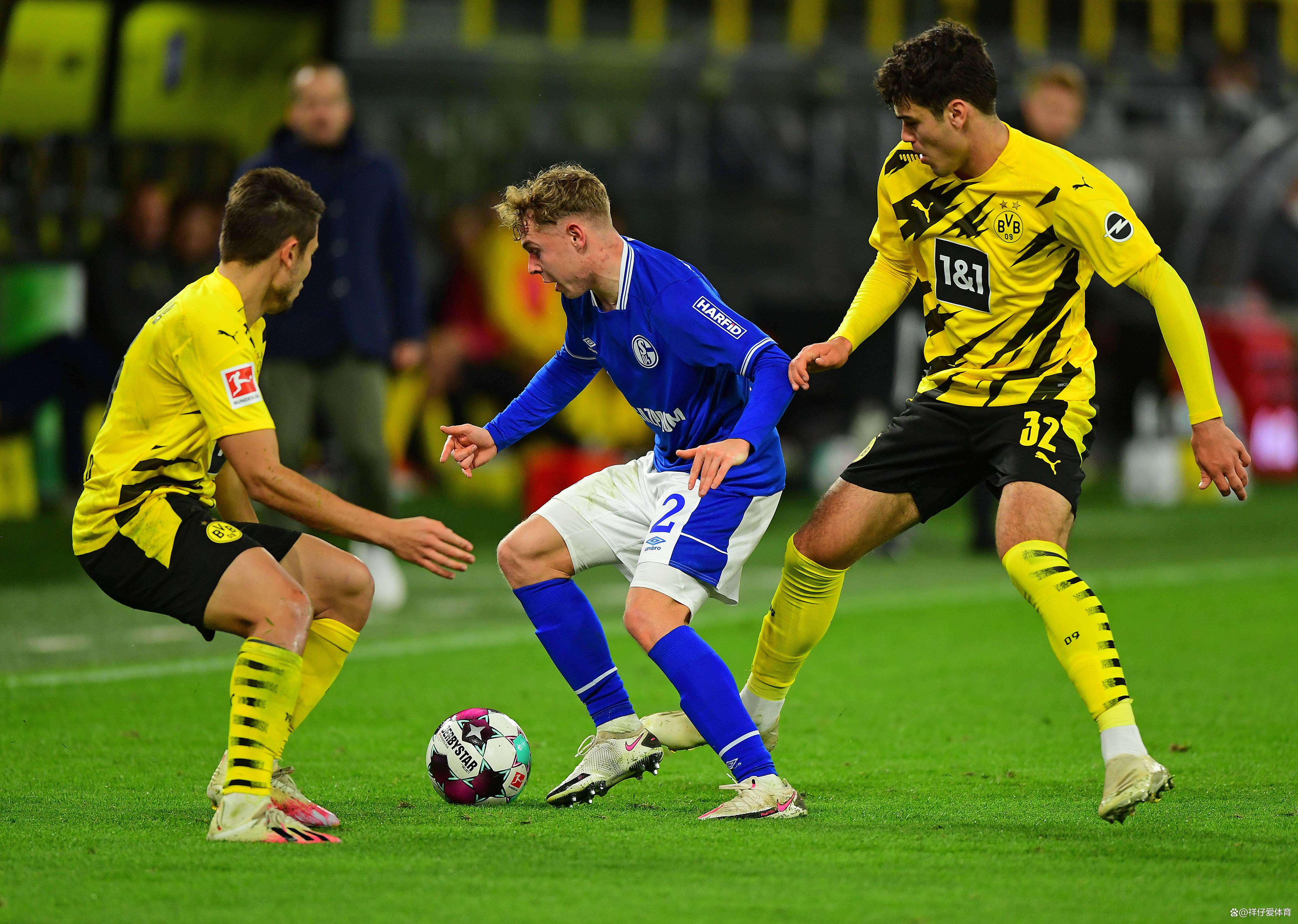 足球比赛中球员们的飒爽英姿 足球比赛中球员们的飒爽英姿