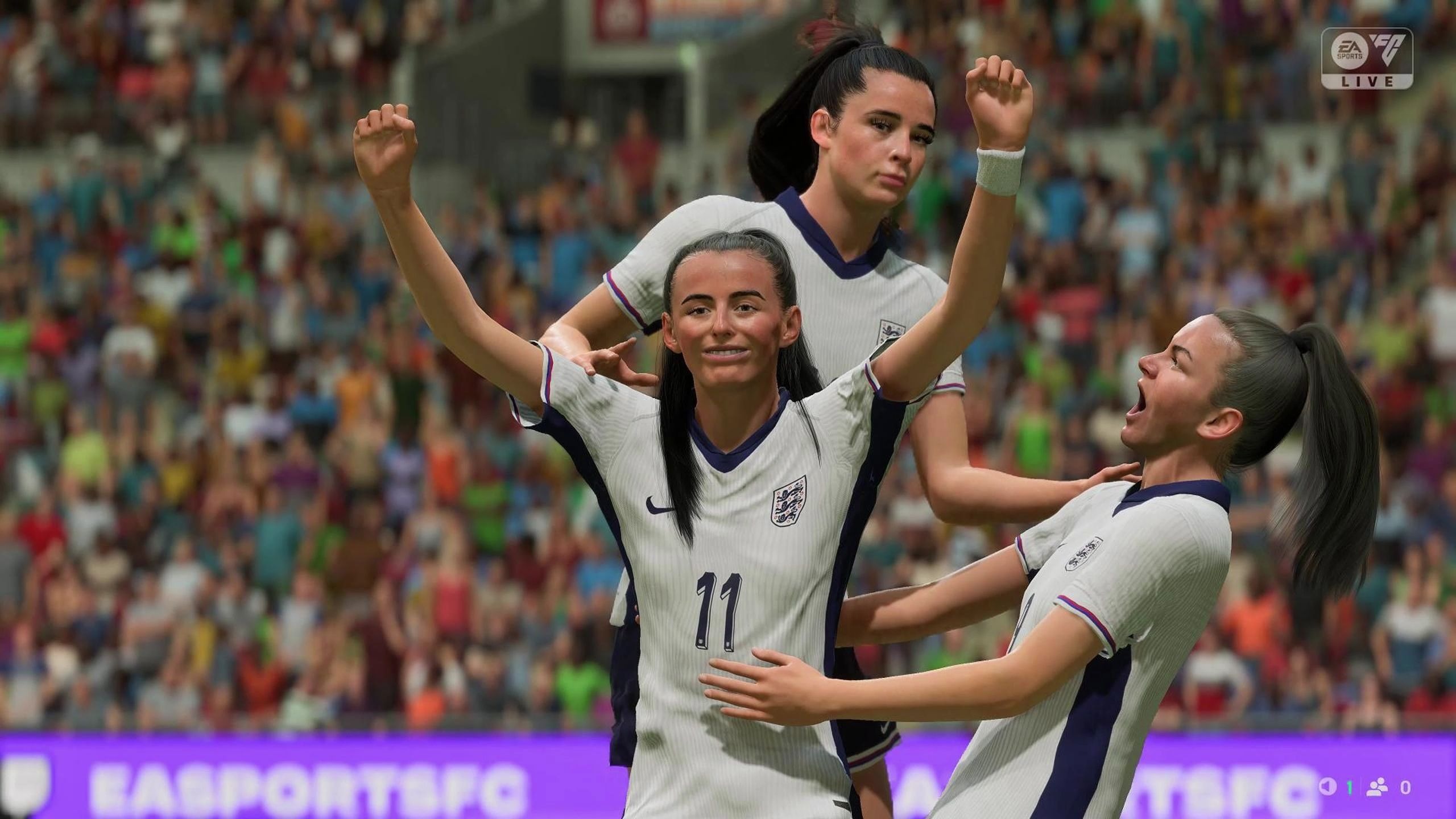 热衷足球的女性选手在比赛中积极对抗 热衷足球的女性选手在比赛中积极对抗