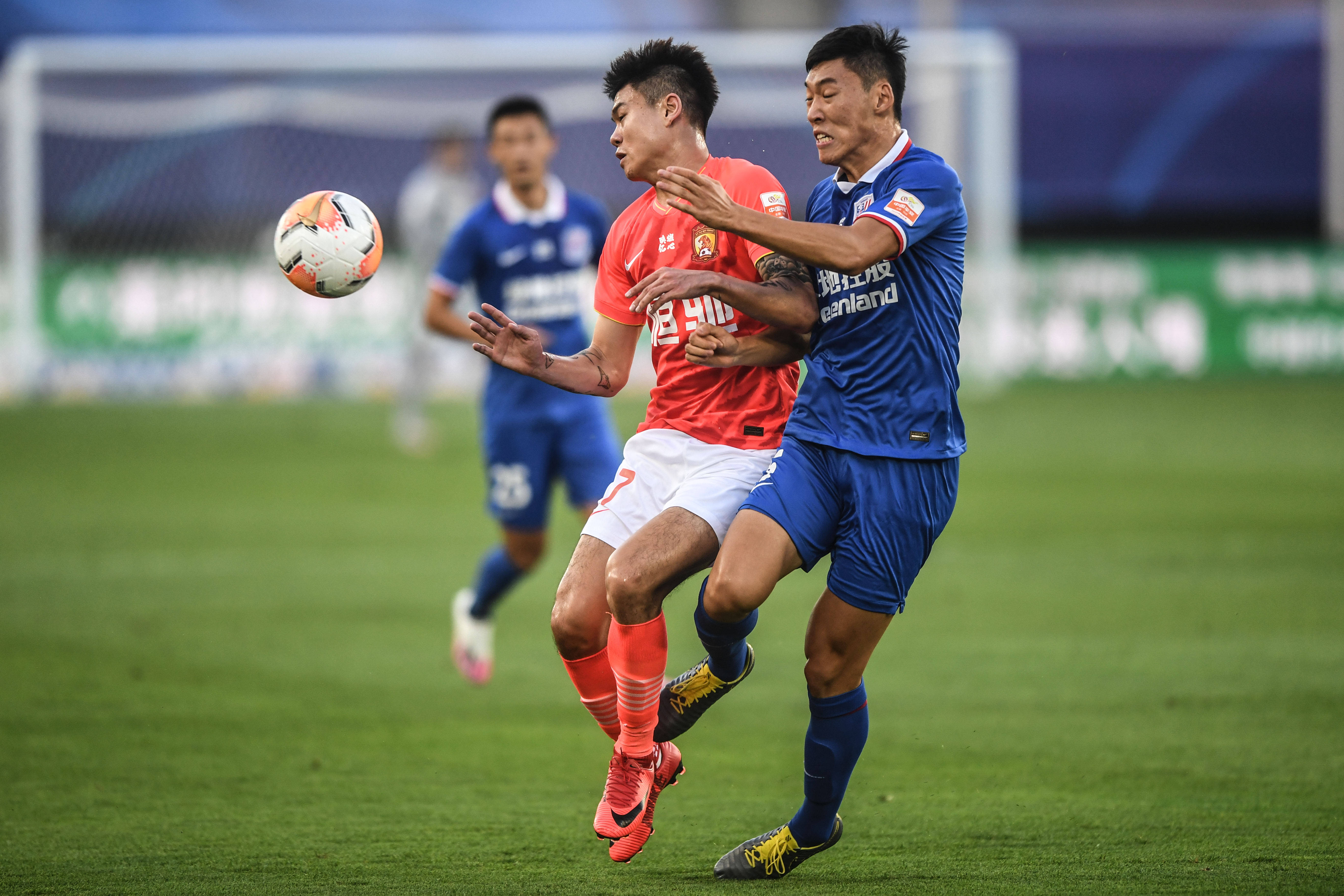 中超球员们在比赛中展现出色技艺 中超球员们在比赛中展现出色技艺