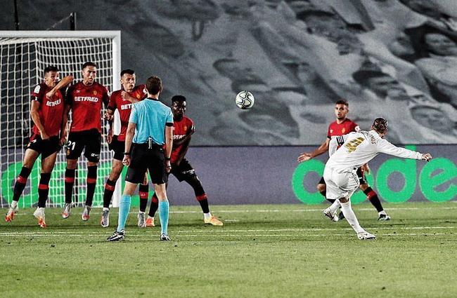 自由球破门得分,球队关键时刻连胜晋级淘汰赛 自由球破门得分,球队关键时刻连胜晋级淘汰赛