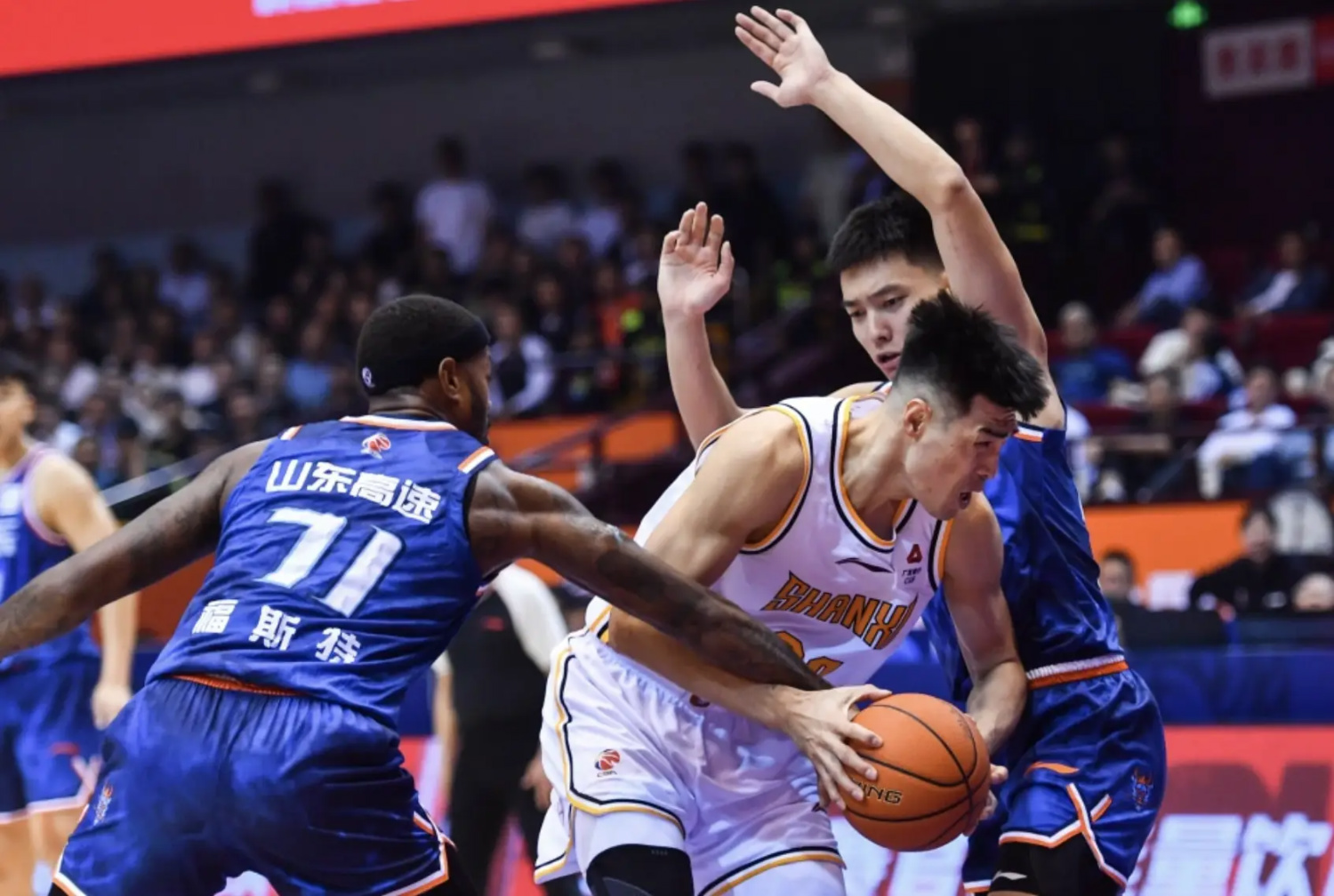 雷火电竞亚洲先驱-山东队绝杀灰熊，拉文统治全场